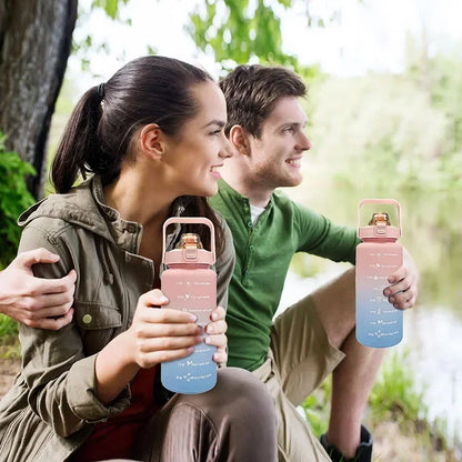2L Kunststoff-Wasserflasche mit großem Fassungsvermögen, Zeitskala, Etikett, Aufkleber, Raumbecher, Federkappe, bemalter Wasserbecher mit Farbverlauf
