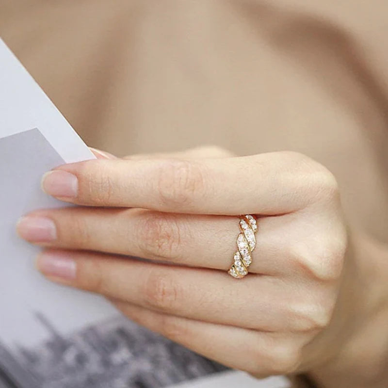 Huitan – Modische Goldfarbene Ringe für Frauen mit funkelnden weißen Zirkonia, Statement-Ring für den Alltag, Partys, neuer Trend