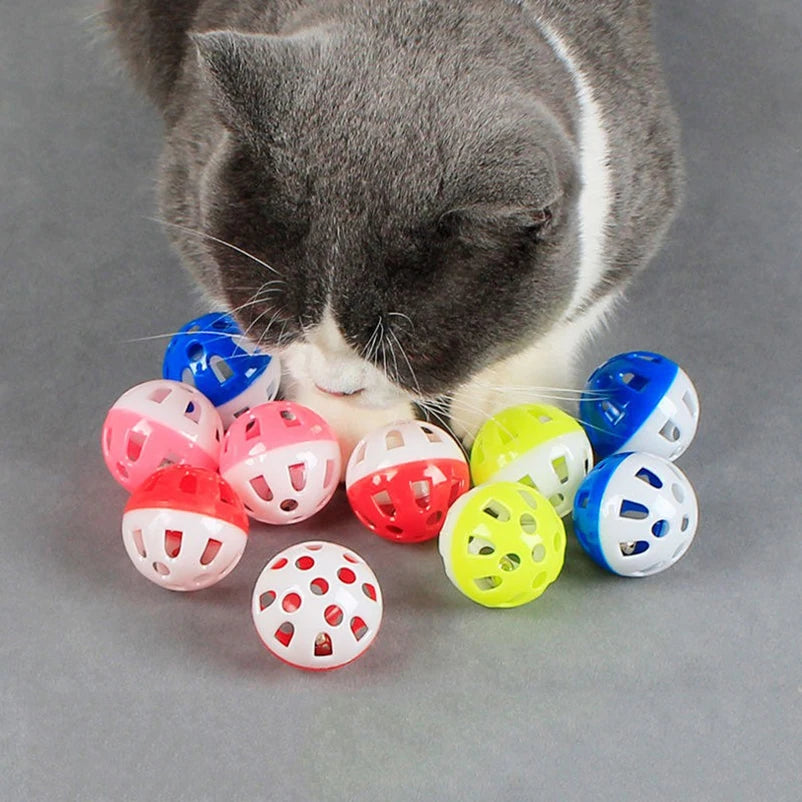 Niedliche Katze Spielzeug Ball Sound Glocke interaktives Katzenspielzeug mehrfarbiger Kunststoff hohler Spielzeugball Haustierbedarf
