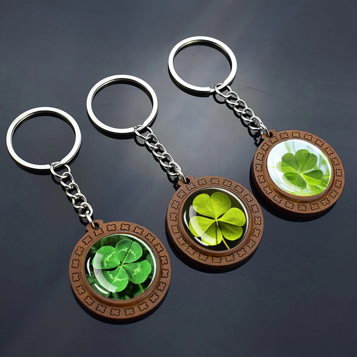 Vierblättriger Kleeblatt-Schlüsselanhänger – Holz- und Glasanhänger als Glücksbringer