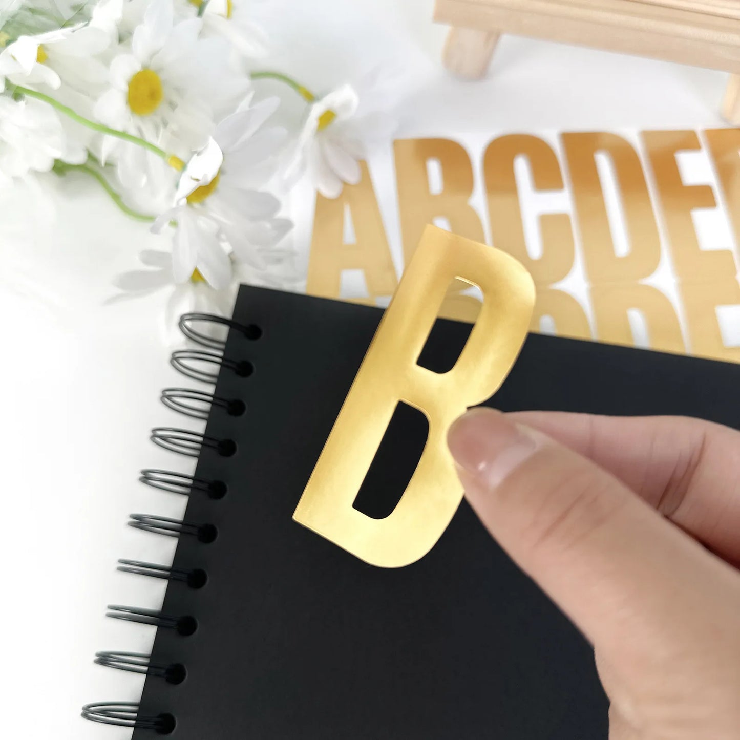 6 Blatt große 2,5 Zoll Brief Aufkleber 100 Stück Alphabet Brief Aufkleber Gold Schwarz Weiß Briefkasten Bulletin Board Dekor