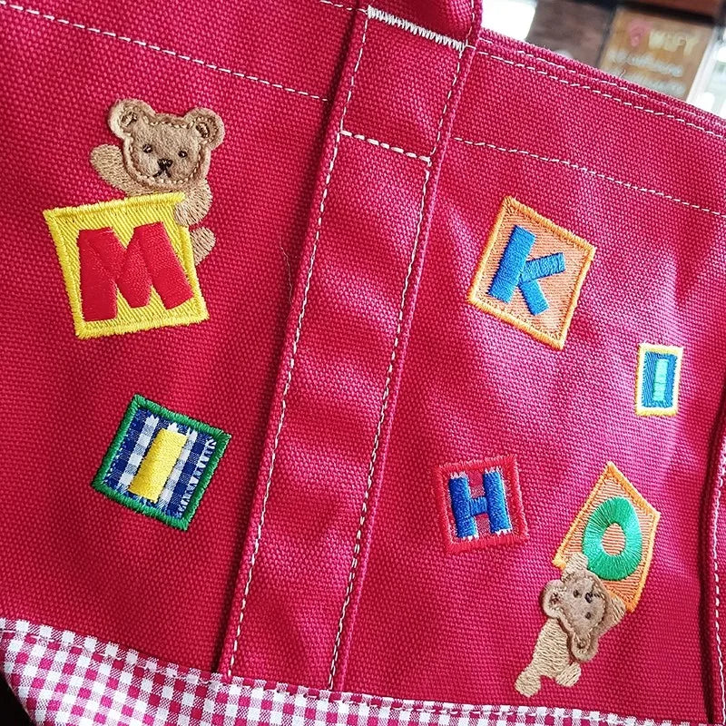 Handtasche – Karierter Bär aus Cartoon-Stickerei, leichte Canvas-Tasche mit großer Kapazität 342121 cm, Bento-Tasche