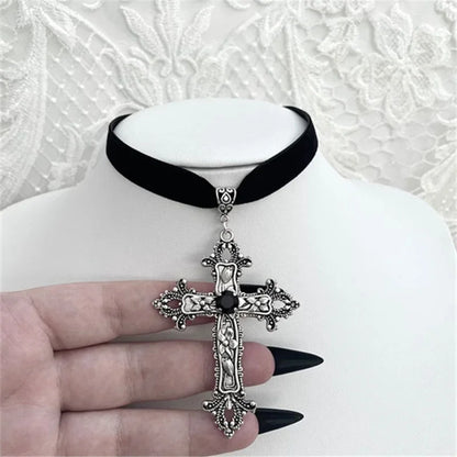Gothic Limitierte Schwarze Samt-Halskette mit Kreuz und Perlen: Schmuckstück für Damen, wunderschönes Punk-Geschenk, Statement-Halskette im neuen Gothic- und Grunge-Stil für Halloween.