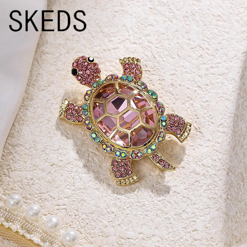 SKEDS Frauen Männer Exquisite Schildkröte Strass Glänzende Broschen Zarte Top Marke Hochwertige Tier Serie Abzeichen Schmuck Geschenk