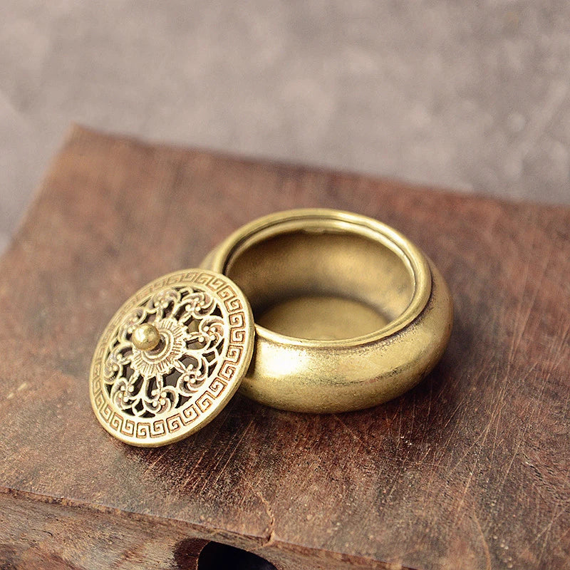 Antike Messingpocket Lotus Jiuding Weihrauch Hollow Weihrauch Mini Ornamente Chinesische alte Teeschischdekoration