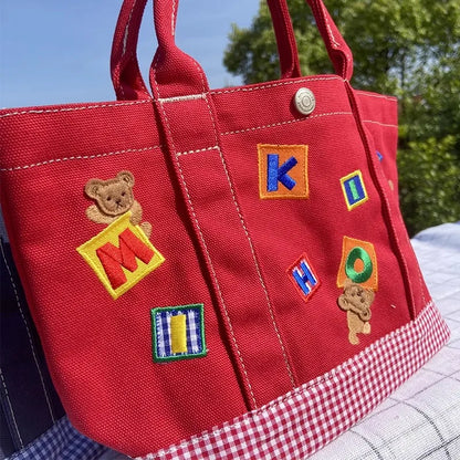 Handtasche – Karierter Bär aus Cartoon-Stickerei, leichte Canvas-Tasche mit großer Kapazität 342121 cm, Bento-Tasche