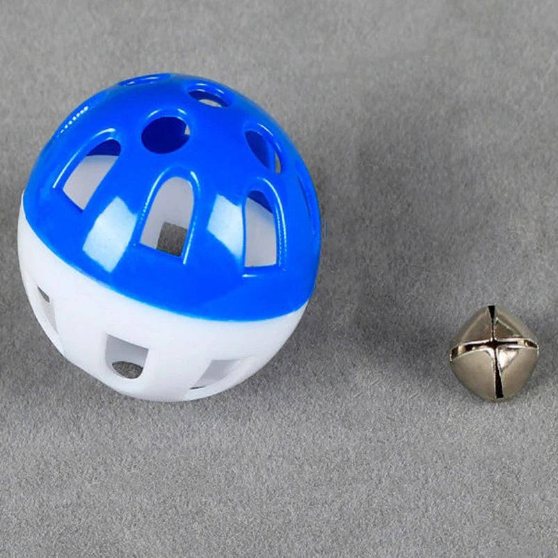 Niedliche Katze Spielzeug Ball Sound Glocke interaktives Katzenspielzeug mehrfarbiger Kunststoff hohler Spielzeugball Haustierbedarf