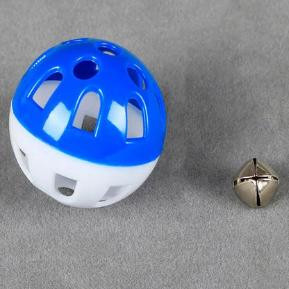 Niedliche Katze Spielzeug Ball Sound Glocke interaktives Katzenspielzeug mehrfarbiger Kunststoff hohler Spielzeugball Haustierbedarf