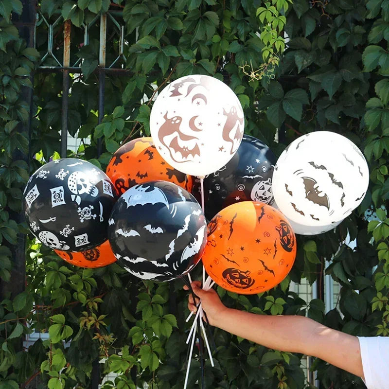 Gruselige Halloween-Luftballons: Spielzeug für Kinder, Kürbis-, Skelett- und Geisterdesigns, Partydekoration für Bar, schwarze und orange Latexballons für Halloween.