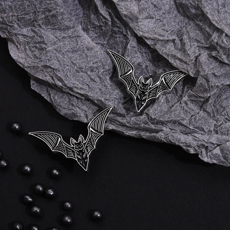 2 Stück Fledermaus-Emaille-Pins: Gothic-Punk-Hexen-Halloween-Brosche, Kragenabzeichen, schwarzer Gruselschmuck, Geschenk für Freunde.