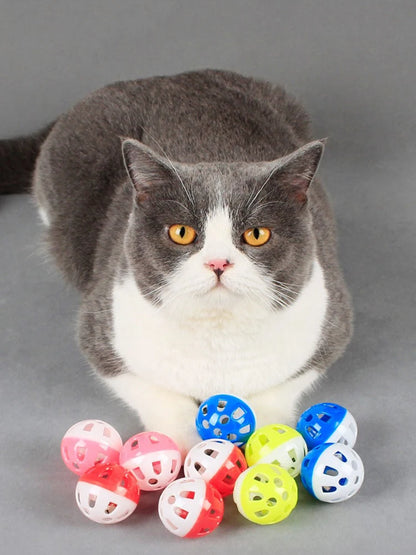 Niedliche Katze Spielzeug Ball Sound Glocke interaktives Katzenspielzeug mehrfarbiger Kunststoff hohler Spielzeugball Haustierbedarf