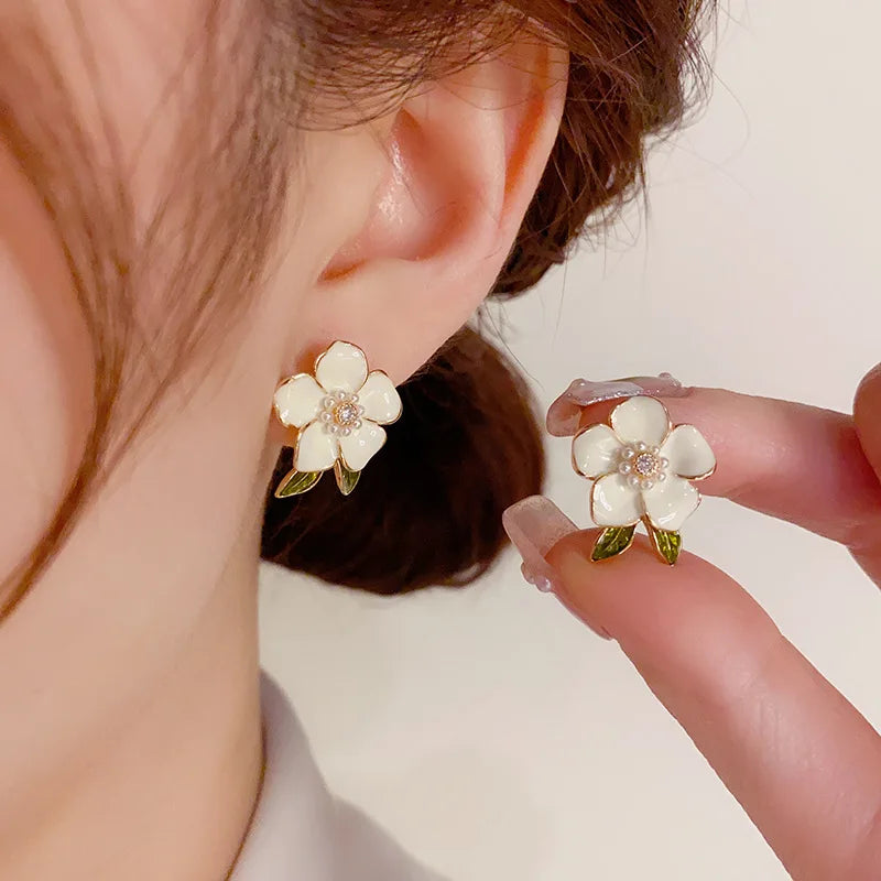 Trendige süße weiße Blume Ohrstecker für Frauen Mädchen Emaille Öl Kamelie grünes Blatt Kristall Imitation Perlenohrringe Schmuck