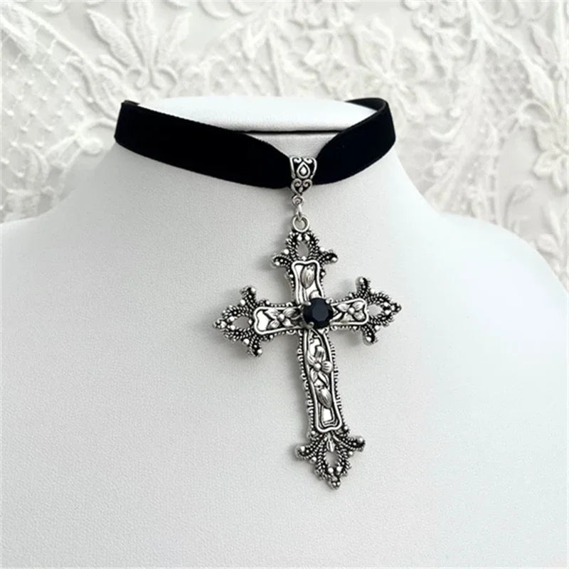 Gothic Limitierte Schwarze Samt-Halskette mit Kreuz und Perlen: Schmuckstück für Damen, wunderschönes Punk-Geschenk, Statement-Halskette im neuen Gothic- und Grunge-Stil für Halloween.