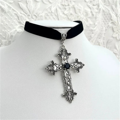 Gothic Limitierte Schwarze Samt-Halskette mit Kreuz und Perlen: Schmuckstück für Damen, wunderschönes Punk-Geschenk, Statement-Halskette im neuen Gothic- und Grunge-Stil für Halloween.