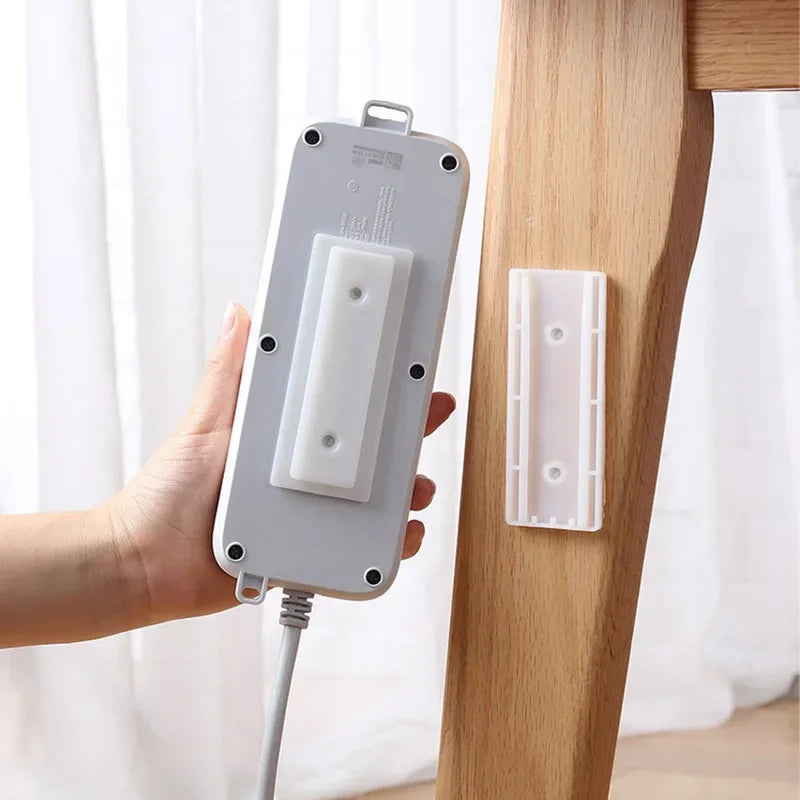 Selbstklebender Desktop-Sockel-Fixer Kabel Organizer Wandhanging Stromstreifenhalter Fixier-Plug-In entfernbare Wandmontierte Fixer
