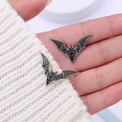 2 Stück Fledermaus-Emaille-Pins: Gothic-Punk-Hexen-Halloween-Brosche, Kragenabzeichen, schwarzer Gruselschmuck, Geschenk für Freunde.