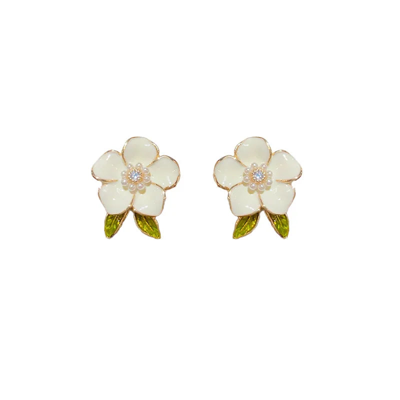 Trendige süße weiße Blume Ohrstecker für Frauen Mädchen Emaille Öl Kamelie grünes Blatt Kristall Imitation Perlenohrringe Schmuck