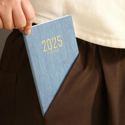 A6 2025 Tages- und Wochenplaner mit PU-Lederbezug, 365-Tage-Zeitplan, Notizbuch, tragbare Agenda, Schulbüro, Kalender-Organizer