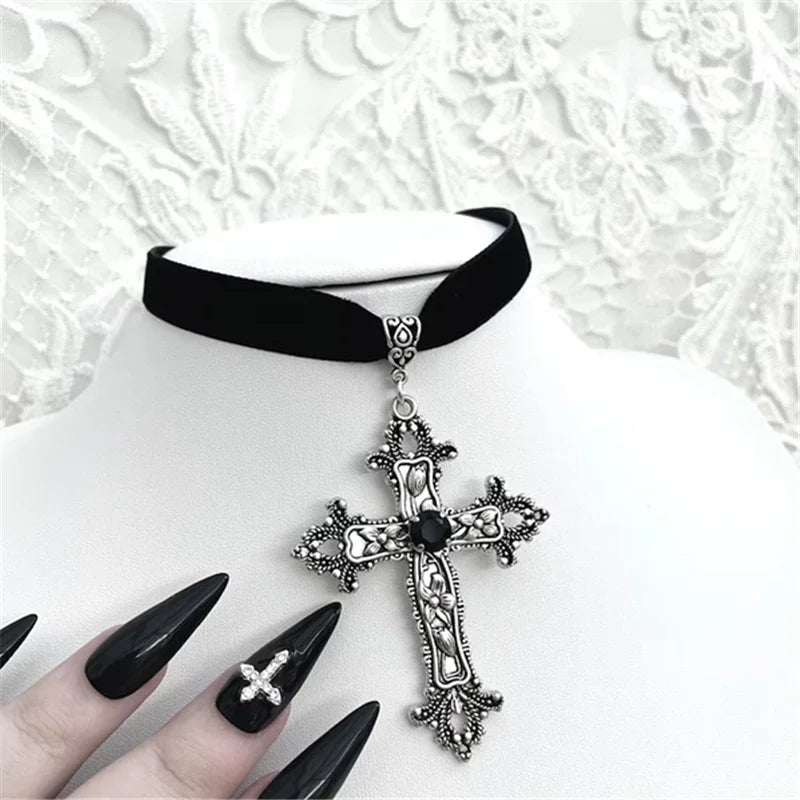 Gothic Limitierte Schwarze Samt-Halskette mit Kreuz und Perlen: Schmuckstück für Damen, wunderschönes Punk-Geschenk, Statement-Halskette im neuen Gothic- und Grunge-Stil für Halloween.